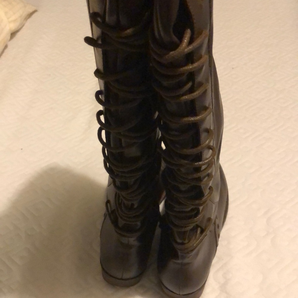 Brown lace in the back, zipper on inside of boot